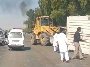 container-fell-on-coach1744694544-0-600x450